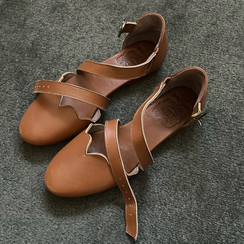 Tan Leather Cross Strap Flats US7 (fits 7.5)